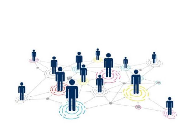 Breaking the Network Effect: Can Decentralization Level the Playing Field?